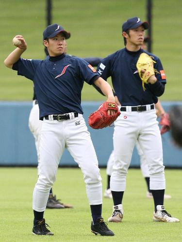 明大・岩田（右）の隣りでキャッチボールする早大・斎藤