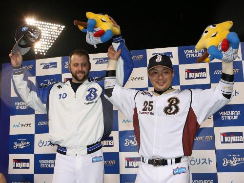 ＜横浜・西武＞今季初勝利のウッド（左）と勝ち越しホームランの村田は笑顔でお立ち台