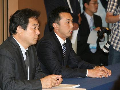 合意に達し会見する清武選手関係委員会委員長（左）と宮本選手会会長