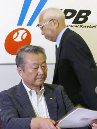 記者会見を終え引き揚げる、日本プロ野球組織の根来泰周コミッショナー代行。左は長谷川一雄事務局長