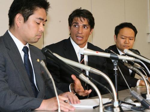 同席した入江（左）、多田の両弁護士とともに会見するヤクルト・リオス（中央）