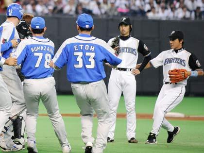 ８回、日本ハム・歌藤（右から２人目）から死球を受け、詰め寄る西武・ブラゼル（左端）