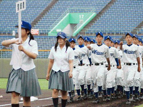 全国高校野球選手権宮崎大会の開会式で入場行進する、宮崎農業高野球部マネジャーの田原汐里さん（左から２人目）と選手