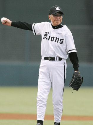プロ野球の西武―ロッテ１０回戦で、始球式に臨む西鉄ＯＢの豊田泰光さん