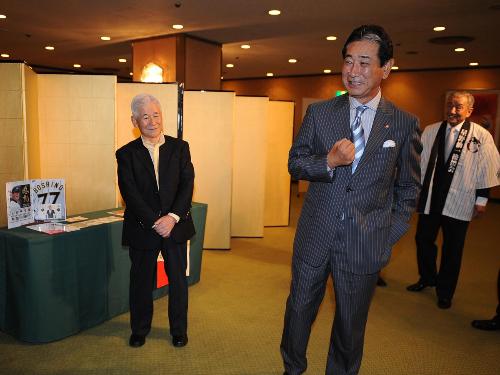 日本代表監督就任記念フレーム切手を前に笑顔を見せる星野監督（手前）と福井名誉会長（左）