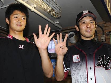 インタビュー後、唐川（左）が自身の５勝目、根元がチーム４本目のランニング本塁打をアピール