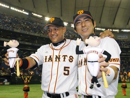 お立ち台で笑顔を見せる、２本塁打の巨人・小笠原（右）とラミレス