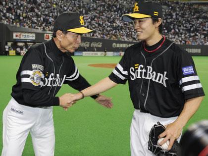 完投で８勝目を挙げ、王監督（左）に迎えられるソフトバンク・和田
