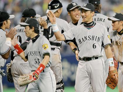 中日に競り勝ち笑顔で引き揚げる同点本塁打の金本（６）ら阪神ナイン