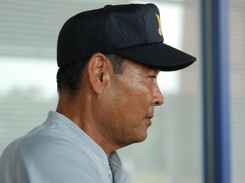 日南学園に敗れた後、勇退を表明した延岡学園の浜崎監督