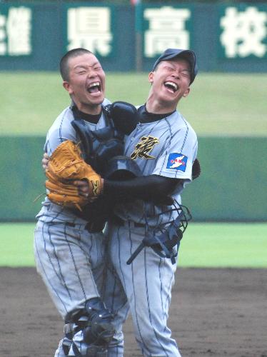 勝利の瞬間、佐渡の中河投手（右）と捕手の斎藤主将が抱き合って喜ぶ