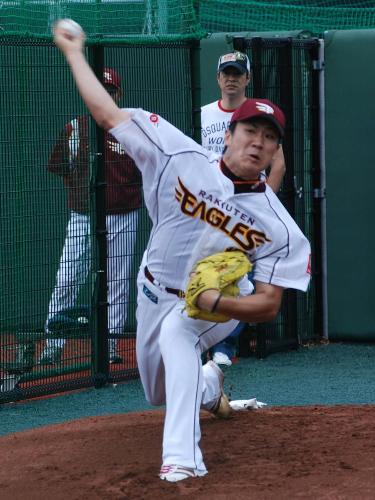 紀藤投手コーチ（背後の白地のＴシャツに帽子）が見守る中、投球練習を行った楽天・田中