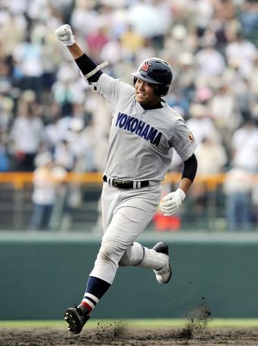 ＜聖光学院―横浜＞６回裏、２打席連続本塁打となる満塁弾を放ち、ガッツポーズで塁を回る横浜・筒香