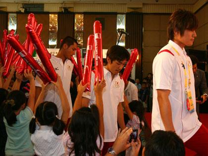 日本人学校の子供たちがつくったアーチをくぐって壇上に向かう（左から）ダルビッシュ、和田、杉内