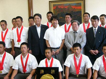 優勝した大阪桐蔭の選手たちとともに記念撮影をする橋下徹知事