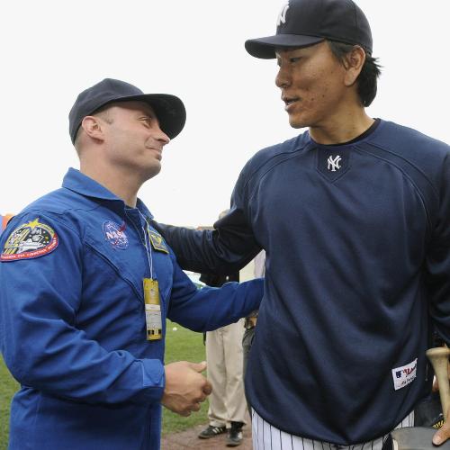 球場を訪れた宇宙飛行士のギャレット・ライスマンさん（左）と話すヤンキース・松井秀