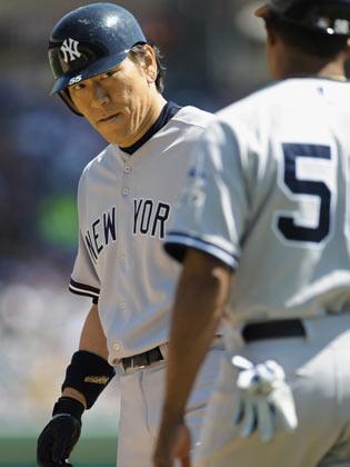 タイガース戦の１回、中前に適時打を放ち、一塁コーチと話す松井