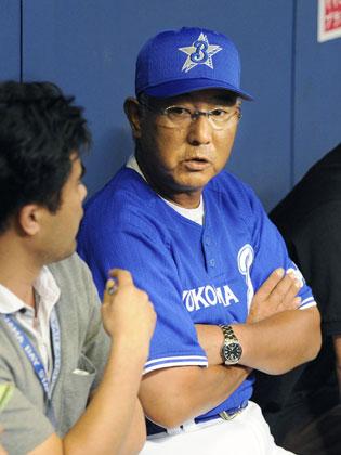 試合前、記者の質問に答える横浜・大矢監督