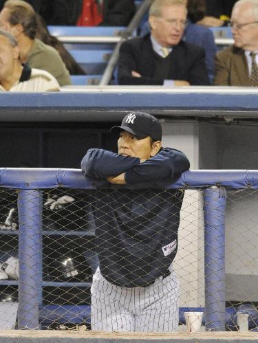 ホワイトソックス戦で先発を外れベンチで試合を見るヤンキースの松井秀。この試合、出場機会がなかった