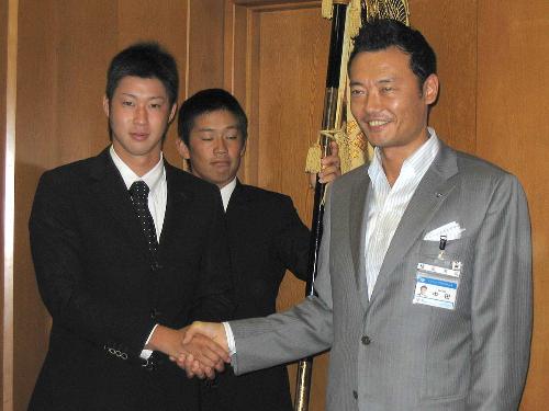 中田宏横浜市長（右）と握手する田沢