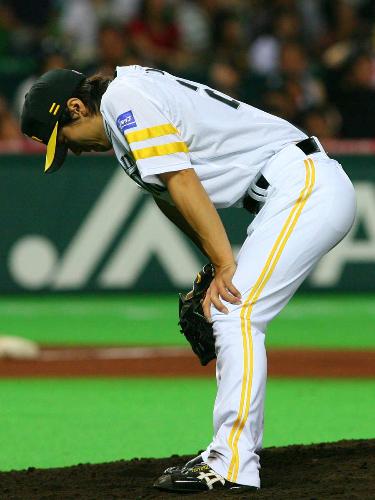 ＜ソ・西＞延長１０回２死、細川に決勝本塁打を打たれガックリと肩を落とす和田