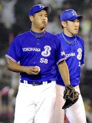 ４回、５失点で降板する横浜・阿斗里（左）