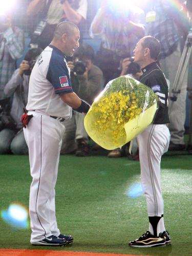 ＜オ・ソ＞試合前、今季限りで引退する清原（左）に王監督から花束が渡される