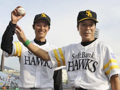 ファーム日本選手権で完投勝利し、ウイニングボールを手にポーズをとるソフトバンク・岩崎（左）と石渡二軍監督