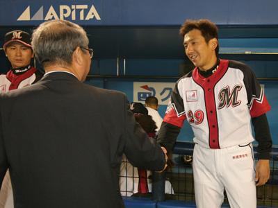 ＜ロ・楽＞試合後、握手を交わす小野（右）と瀬戸山球団社長兼代表