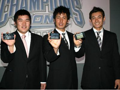 アップルストアで行われたトークショーでｉＰｏｄを持つ（左から）中村・赤田・栗山の３選手
