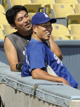 練習前に笑顔を見せるドジャースの黒田（手前）と斎藤