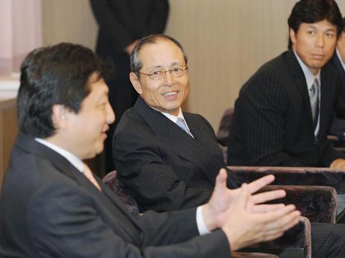 福岡市の吉田宏市長（左）と懇談するソフトバンクの王前監督（中央）。右は秋山新監督