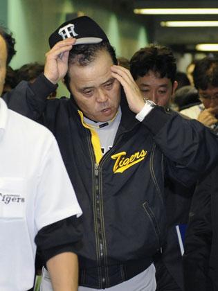 巨人に７連敗し、今季初の首位陥落。厳しい表情で引き揚げる阪神・岡田監督