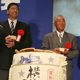 ０６年１１月、石井琢２０００本安打感謝の会に出席した時の駒田氏（左）と大矢監督