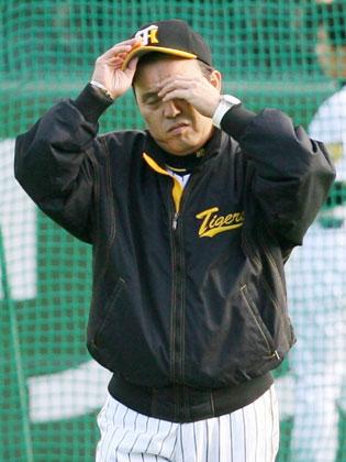 今季最終戦となる中日との試合前、グラウンドに姿を見せた阪神・岡田監督