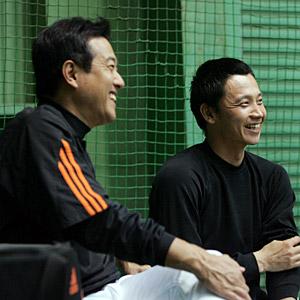 練習中、明るい表情で会話する原監督（左）と二岡