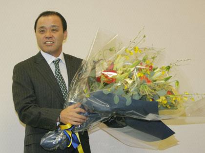 退団会見を終え、花束を手に笑顔を見せる岡田監督