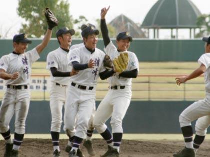 高校野球秋季九州大会で優勝し歓喜の清峰ナイン