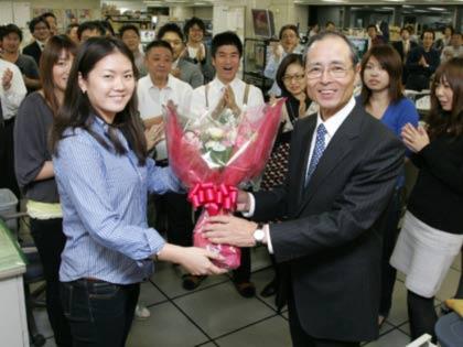 スポニチ東京本社を訪れた王ＷＢＣコミッショナー特別顧問は女性社員から花束を贈られてニッコリ