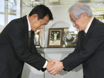 ＷＢＣ日本代表監督就任の要請を受け、加藤コミッショナー（右）と握手する巨人・原監督