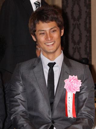 授賞式で笑顔の日本ハム・ダルビッシュ