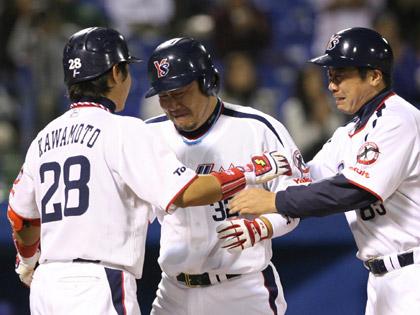 １０月１２日、最終戦で史上初となる初打席と最終打席本塁打を放ち、川本（左）と飯田コーチ（右）に泣きながら出迎えられる小野公誠