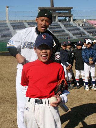 野球教室でストライクの入らなかった子どもに“愛のムチ”を入れる中田翔