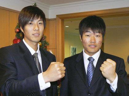 横浜と育成選手契約を結び、ポーズをとる陳投手（左）と王靖超内野手の中国人選手