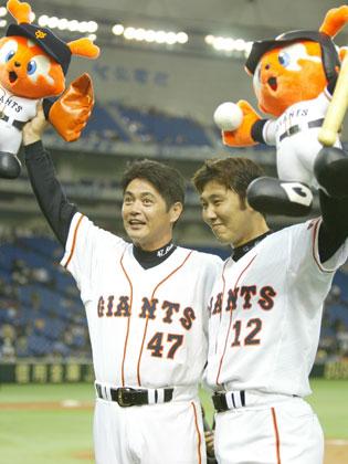 ０５年、お立ち台で村田善則捕手（右）とファンに手を振る読売