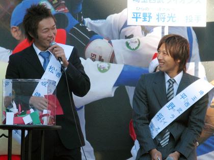 献血キャンペーンでトークショーを行う平野将光（右）と松坂健太