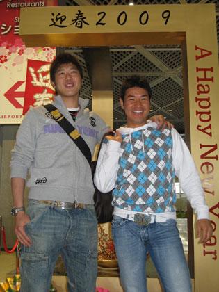 成田空港から自主トレ先のグアムへ出発する巨人・高橋尚成（右）と内海哲也