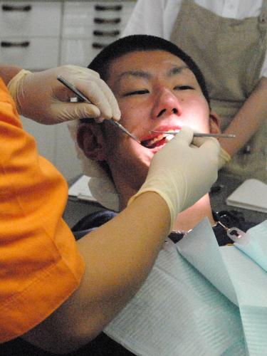 歯科検診をうける中田廉