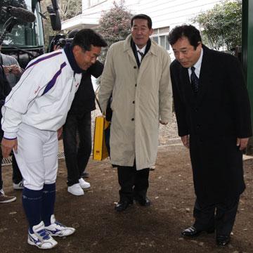 笠幡球場を訪れ、Ｈｏｎｄａ・安藤監督（左）にあいさつする巨人・清武英利代表