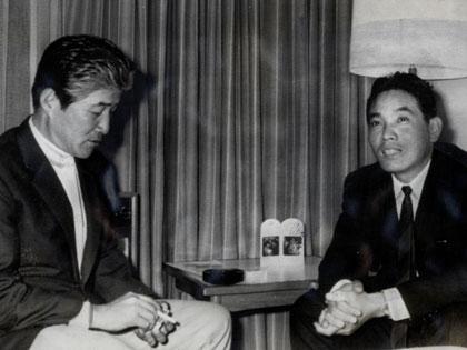 山内一弘氏（右）と西本幸雄氏（１９７０年１１月撮影）